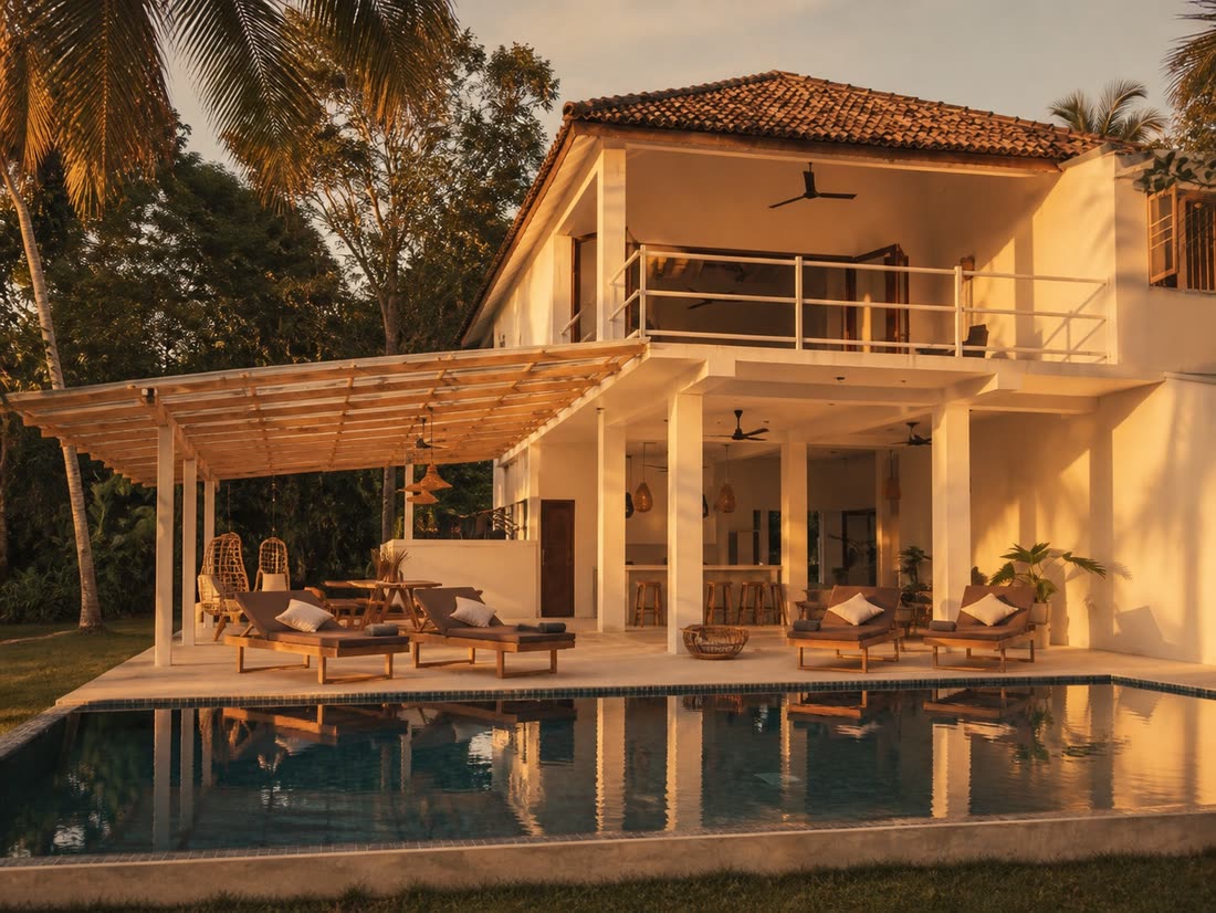 Біла вілла Soul House із терракотовим черепичним дахом і перголою на заході сонця